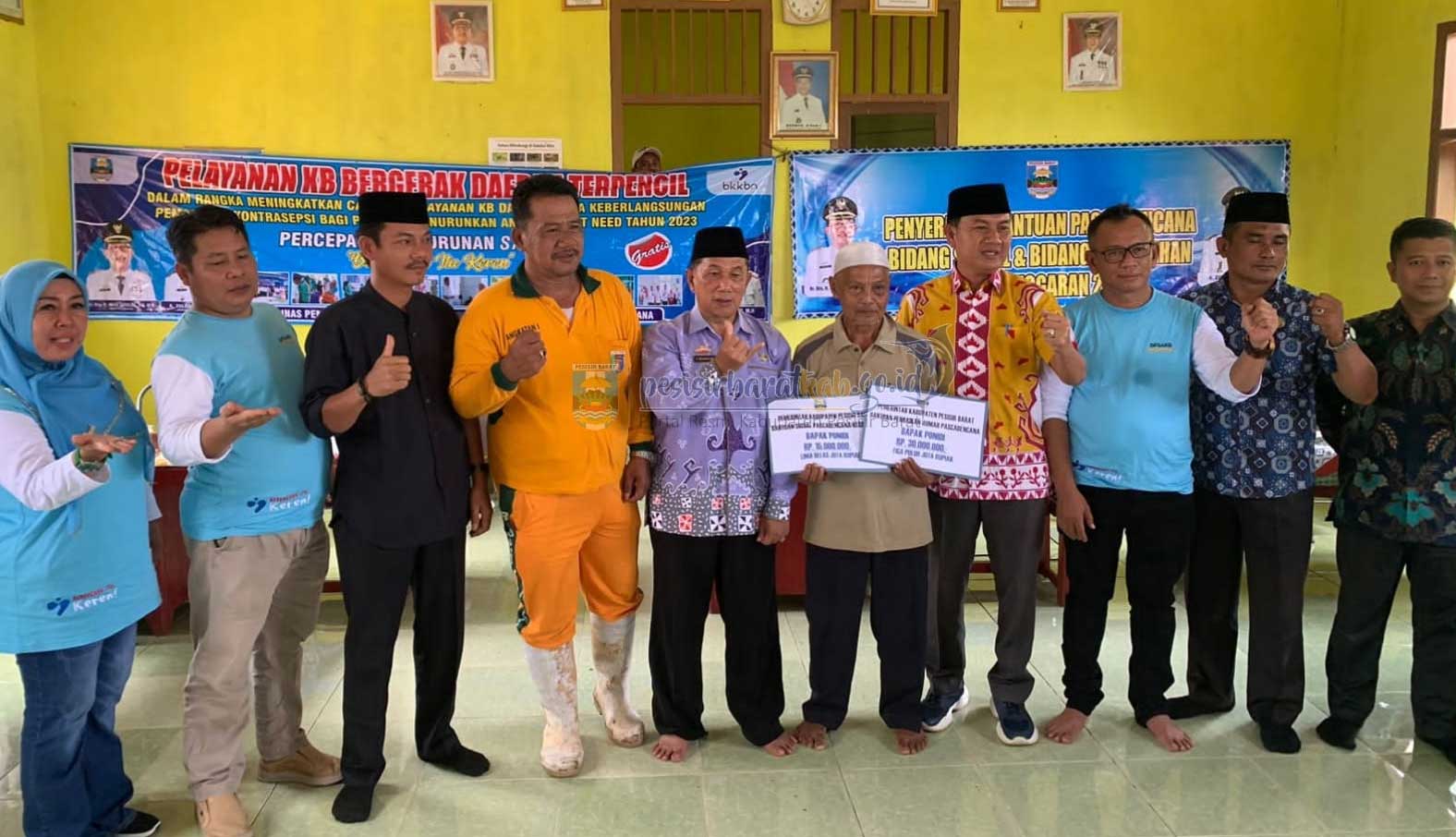 Foto bersama usai penyerahan bantuan oleh Wakil Bupati Pesibar. (Diskominfotiksan)