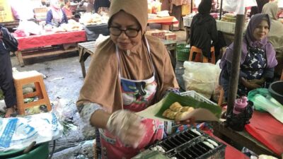Pedagang sediakan beragam kuliner tradisional Minang yang lamak bana. (kominfo)