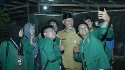 Mahasiswa selfie dengan Gubernur Mahyeldi.