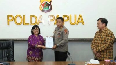 Penyerahan penghargaan pada Kapolres Mimika
