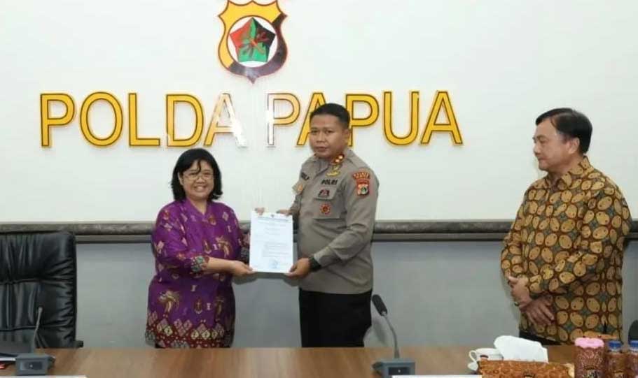 Penyerahan penghargaan pada Kapolres Mimika