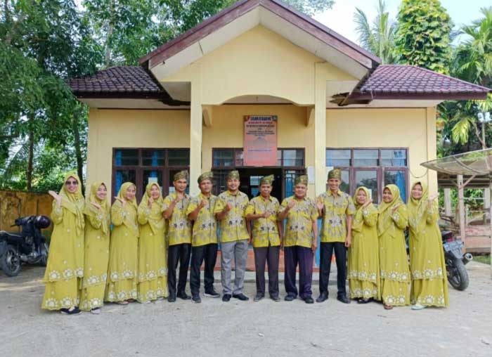 Kepala SD Negeri 005 Pulau Baralo beserta majelis guru.