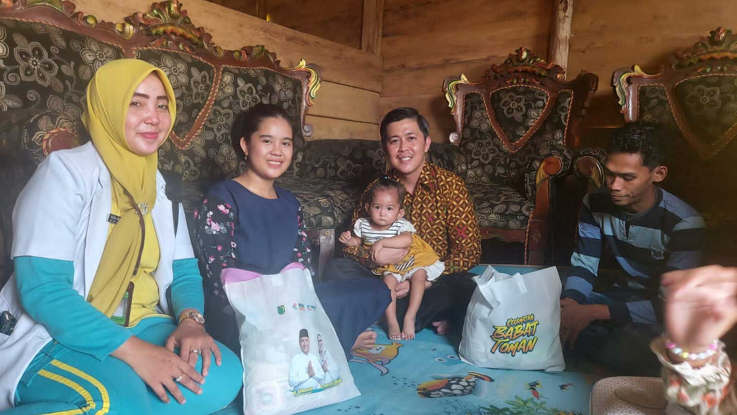 Camat Babat Toman Heru Kharisma, Jumat (28/7/2023) mendatangi rumah orang tua Asiyah.