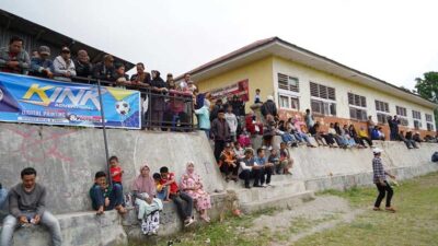 Penonton berjubel saksikan partai final sepakbola di Nagari Singgalang. (prokopim)