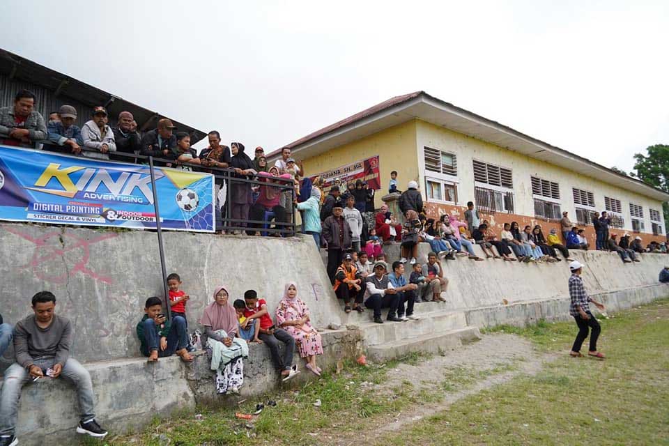 Penonton berjubel saksikan partai final sepakbola di Nagari Singgalang. (prokopim)