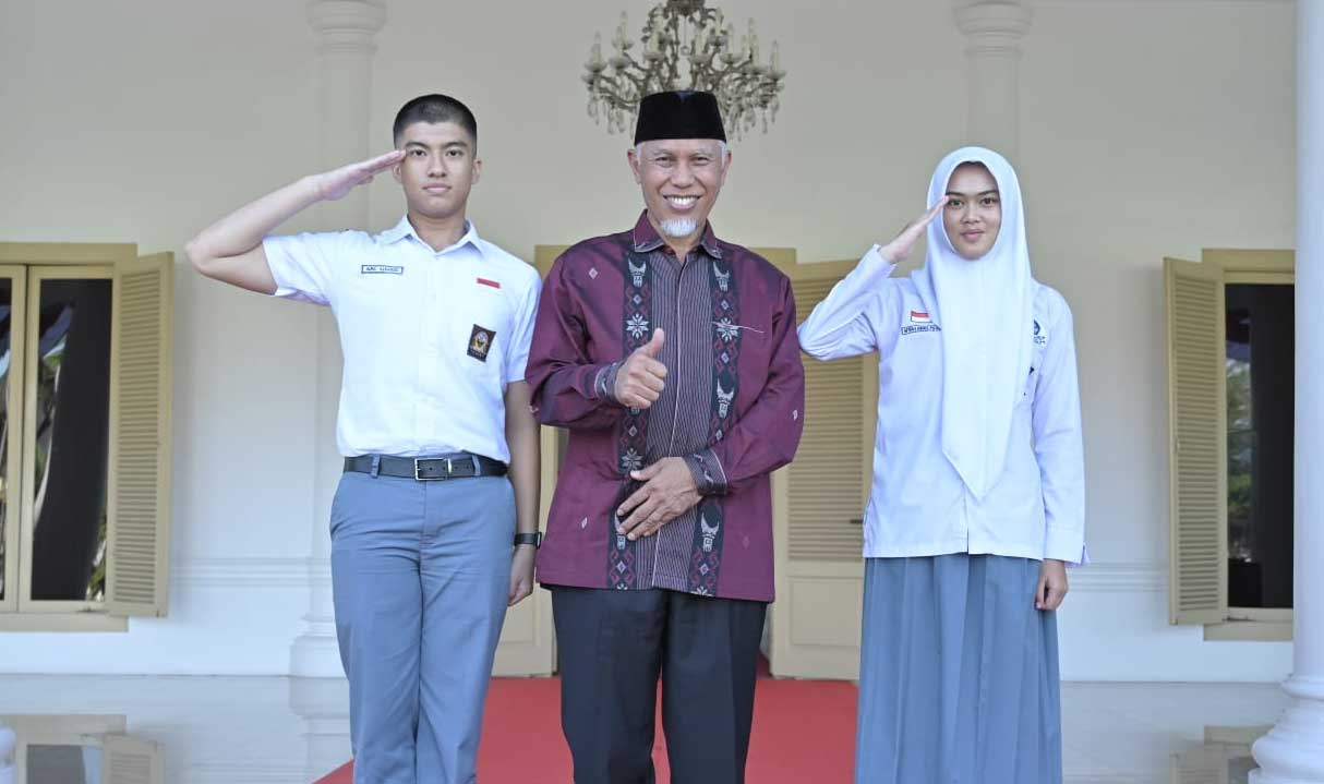 Gubernur Mahyeldi bersama Alfin Alfarisi (siswa SMA Negeri 1 Padang) dan Afifah Rinra Putri (siswi SMA Negeri 1 Payakumbuh).