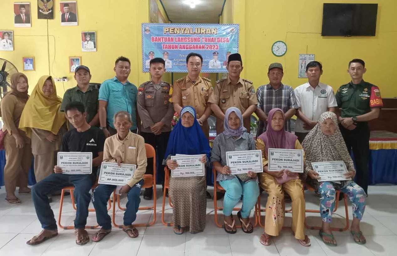 Foto bersama usai penyerahan bantuan