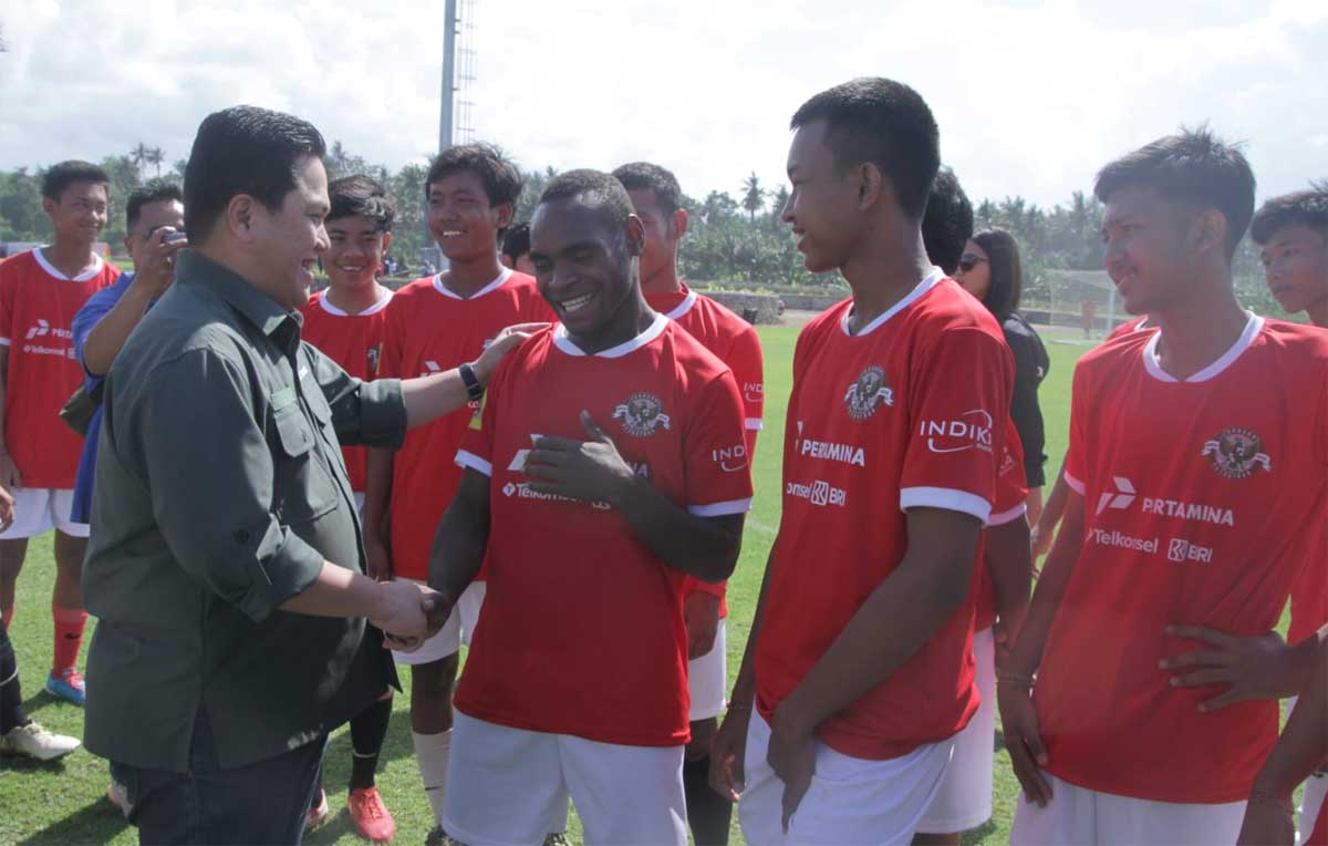 Ketua Umum PSSI, Erick Thohir bersama peserta seleksi pemain untuk Timnas U-17. (pssi)