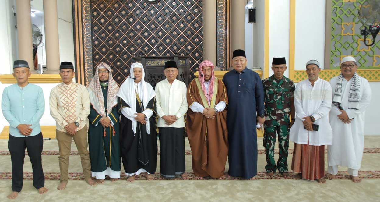 Foto bersama usai Salat Idul Adha Masjid Agung H. Achmad Bakrie Kisaran