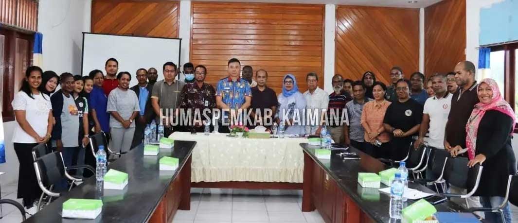 Bupati Freddy Thie bersama Sekretaris Daerah Donald R. Wakum dan jajaran Dinas Perindagkop Kaimana