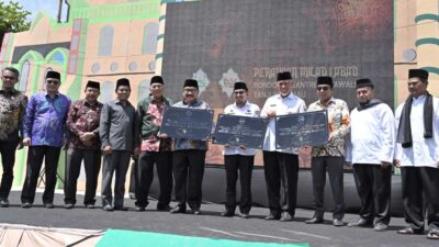 Foto bersama di sela peringatan satu abad pondok pesantren Thawalib. (pemprov)