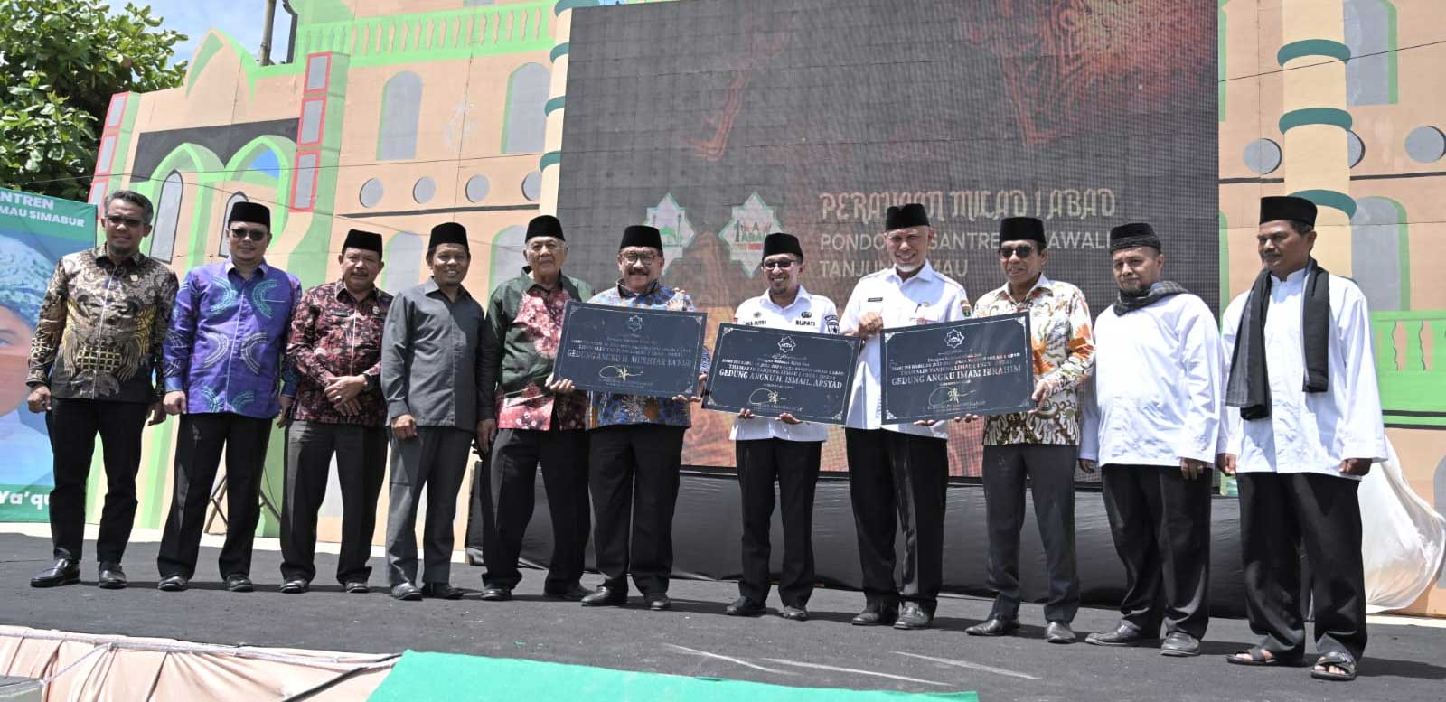 Foto bersama di sela peringatan satu abad pondok pesantren Thawalib. (pemprov)