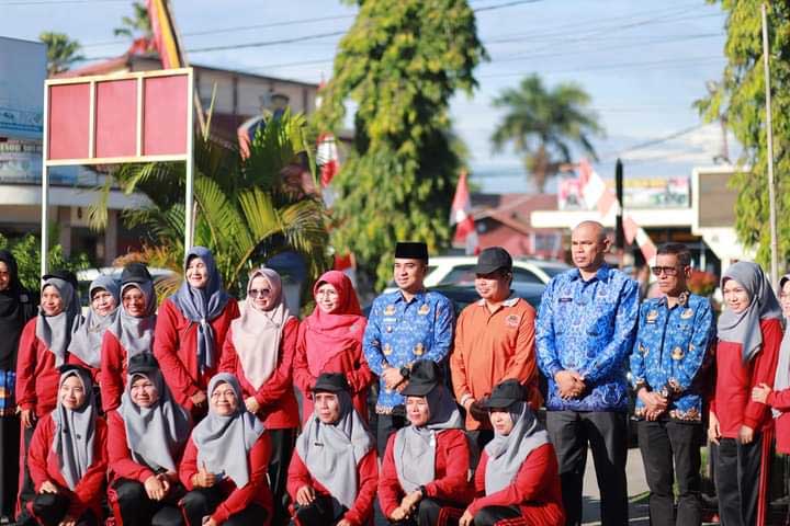 Foto bersama saat melepas peserta jambore PKK tingkat Sumatera Barat