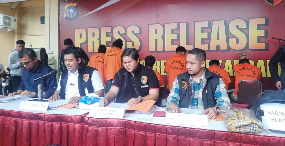 Polresta Pekanbaru berikan keterangan pers terkait peungkapan kasus perampokan. (riau.go.id)
