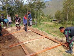 Prajurit Rusa Hitam Perbaiki Rumah Warga Desa Ninabua, Papua Pegunungan 7 Prajurit Rusa Hitam Perbaiki Rumah Warga Desa Ninabua, Papua Pegunungan