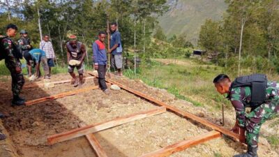 Prajurit Rusa Hitam Perbaiki Rumah Warga Desa Ninabua, Papua Pegunungan