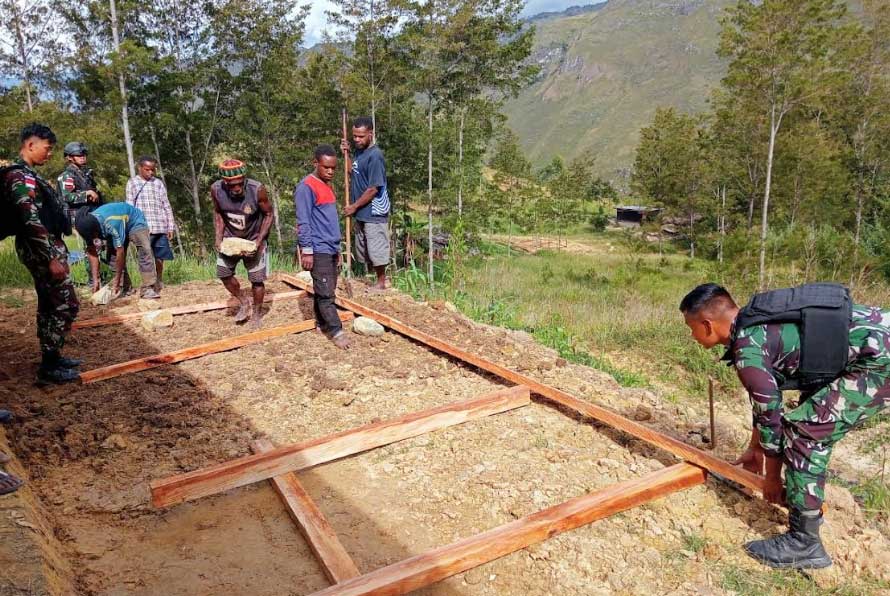 Satgas Pamrahwan Yonif 721/Makkasau perbaiki rumah warga Desa Ninabua, Distrik Tiom, Kabupaten Lanny Jaya, Papua Pegunungan, Rabu (19/7/2023).
