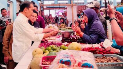 Presiden Joko Widodo kunjungi Pasar Bululawang di Kabupaten Malang, Jawa Timur, Senin (24/7/2023). (BPMI Setpres/Laily Rachev)