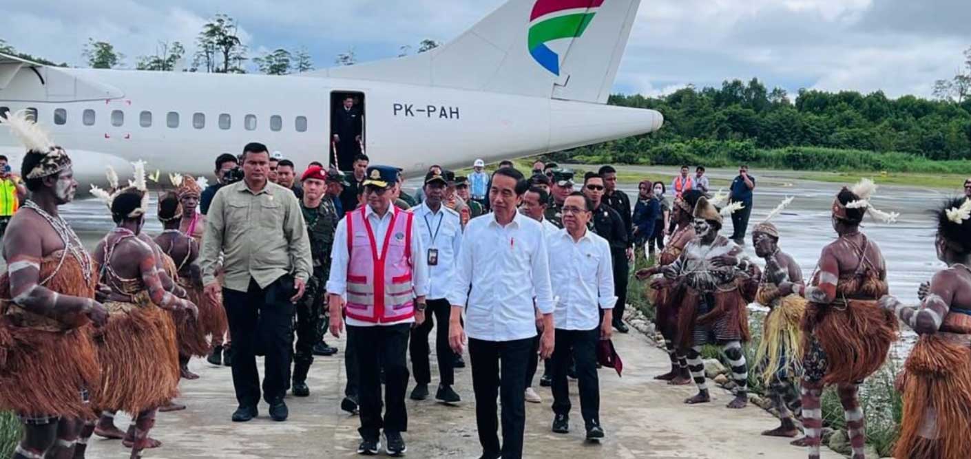 Presiden Joko Widodo dan rombongan tiba di Bandar Udara Ewer, Kabupaten Asmat, Provinsi Papua Selatan, Kamis (6/7/2023). (BPMI Setpres)
