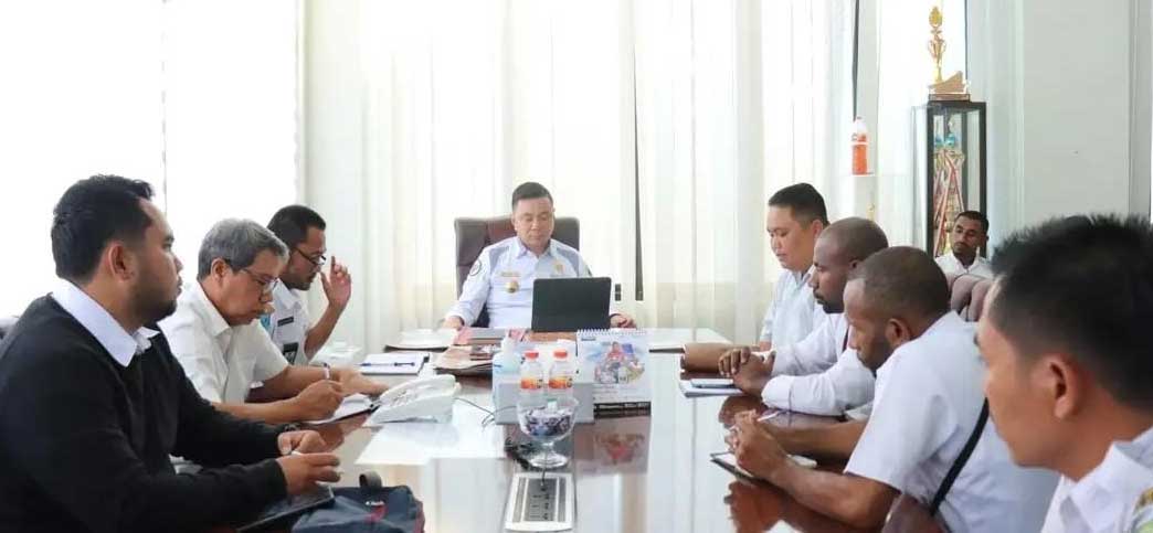 Pengurus Karang Taruna Kaimana audiensi dengan Bupati Freddy Thie
