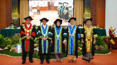 Para guru besar foto bersama dengan Rektor Unand