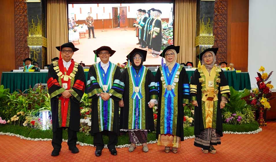 Para guru besar foto bersama dengan Rektor Unand