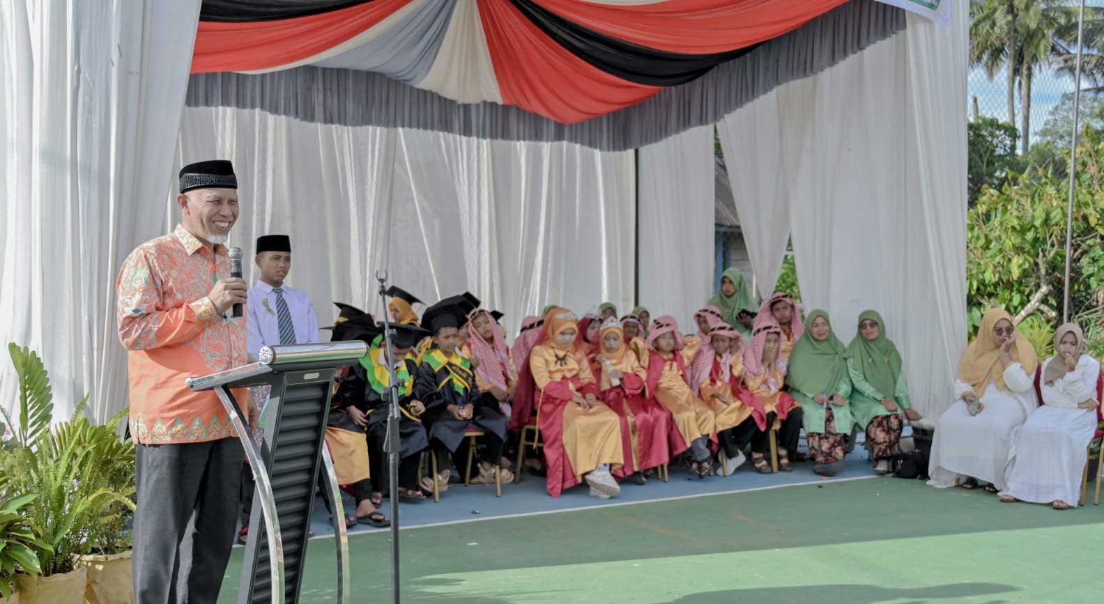 Gubernur beri sambutan saat menghadiri perayaan khatam Alquran MDTA Ujuang Guguak XIX dan wisuda tahfidz ke-4 Rumah Tahfidz Lillahi Ta'ala di Nagari Padang Tarok, Kecamatan Baso, Agam, Minggu (2/7/2023).