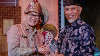 Menteri Pariwisata dam Ekonomi Kreatif serahkan penghargaan pada Gubernur Mahyeldi