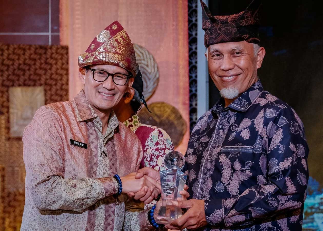 Menteri Pariwisata dam Ekonomi Kreatif serahkan penghargaan pada Gubernur Mahyeldi