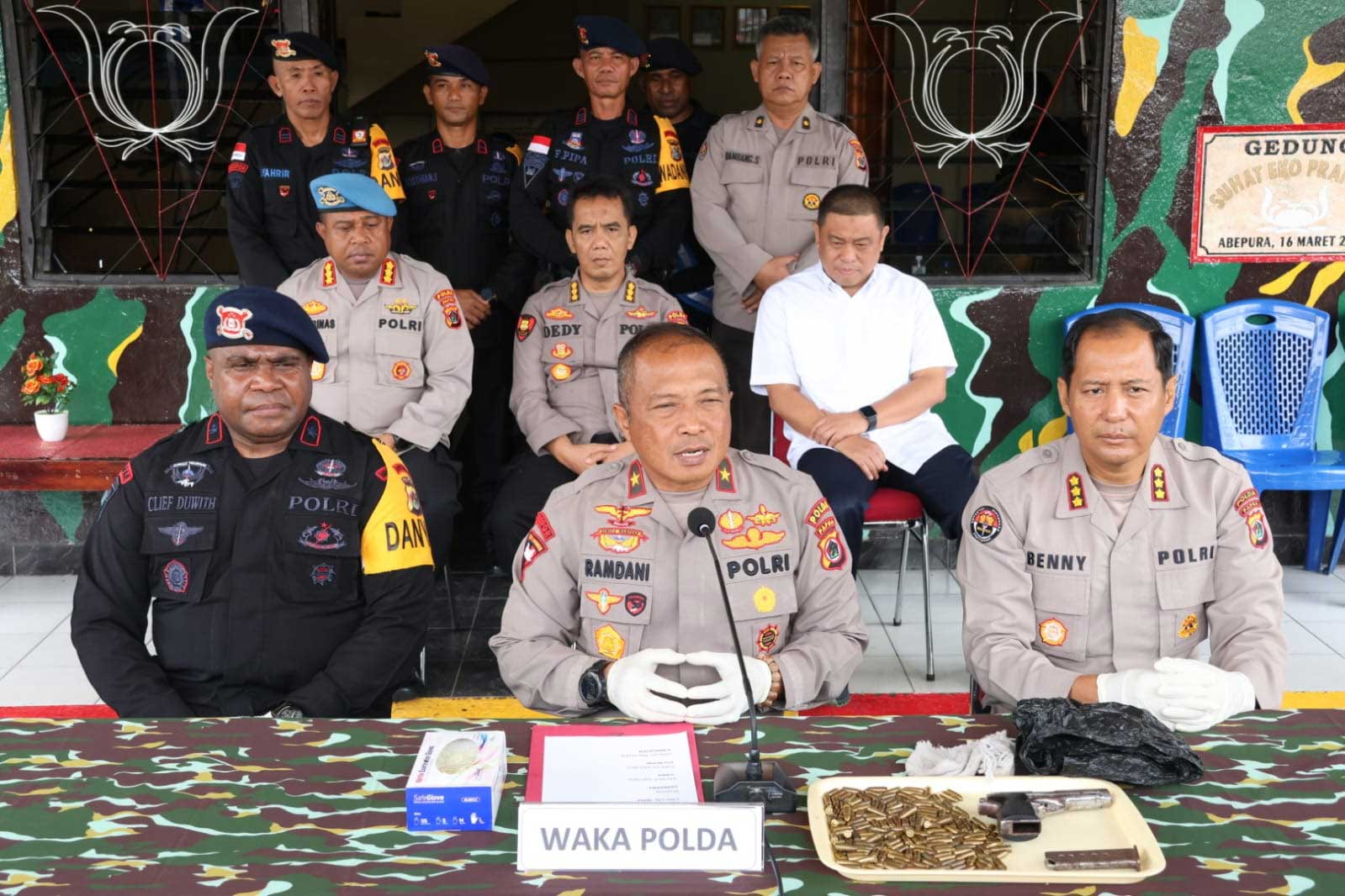 Wakapolda Papua dan pejabat lainnya berikan keterangan pers