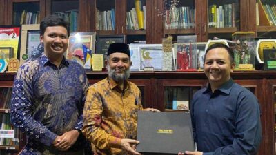 Penyerahan kenang-kenangan usai webinar