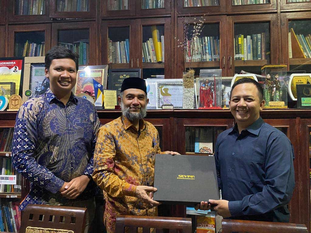 Penyerahan kenang-kenangan usai webinar