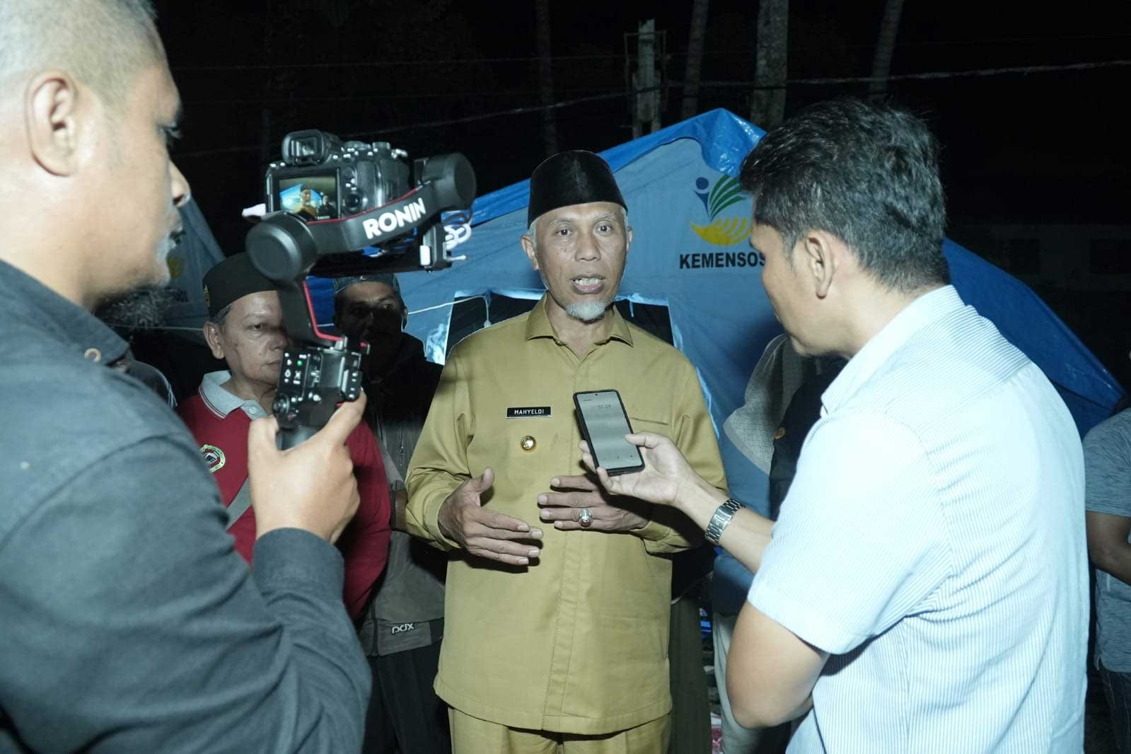 Gubernur berikan keterangan pers usai tinjau korban kebakaran di Sawahlunto
