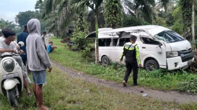 Mobil minibus yang terlibat kecelakaan
