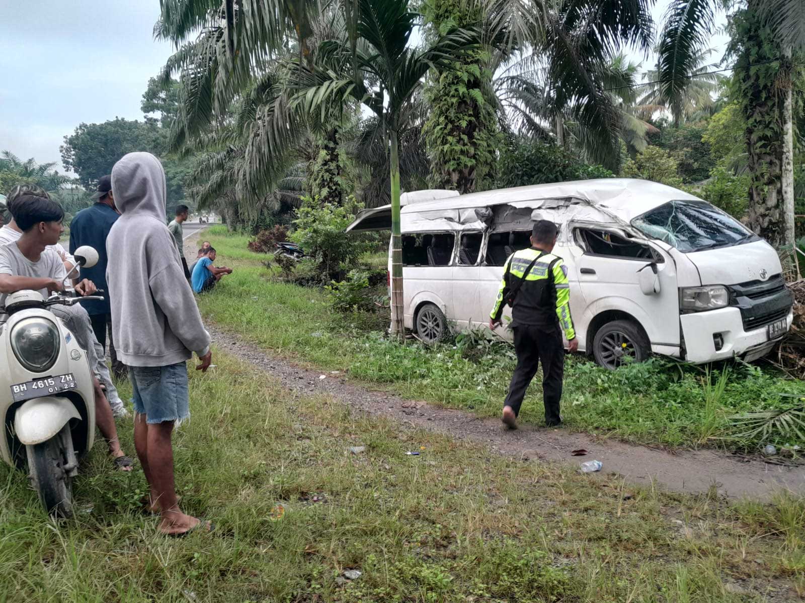 Mobil minibus yang terlibat kecelakaan