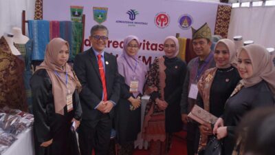 Istri Wakil Presiden (Wapres), Wury Estu Handayani Ma'ruf Amin beserta sejumlah istri menteri Kabinet Indonesia Maju kunjungi booth UMKM Kriya di pelataran ISI Padangpanjang, Jumat (21/7/2023). (kominfo)