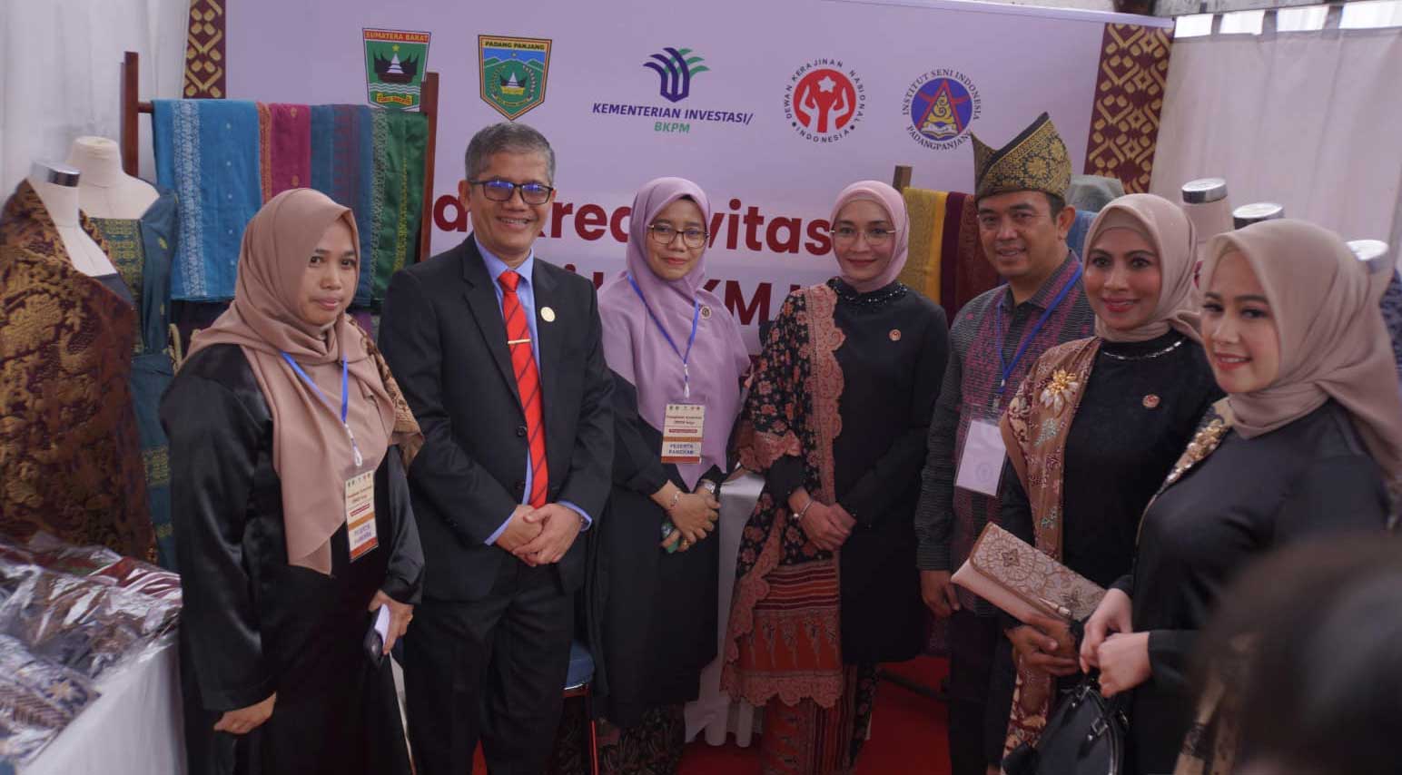 Istri Wakil Presiden (Wapres), Wury Estu Handayani Ma'ruf Amin beserta sejumlah istri menteri Kabinet Indonesia Maju kunjungi booth UMKM Kriya di pelataran ISI Padangpanjang, Jumat (21/7/2023). (kominfo)