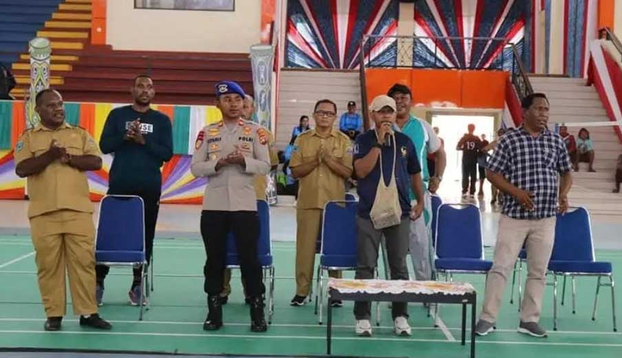 Wabup Kaimana Hasbullah Furuada buka kejuaraan voli, Senin (10/7/2023).