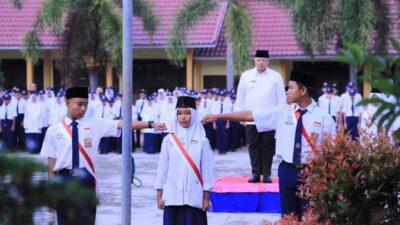 Wali Kota Zul Elfian jadi pembina upacara di SMPN 3 Kota Solok, Senin (24/7/2023).
