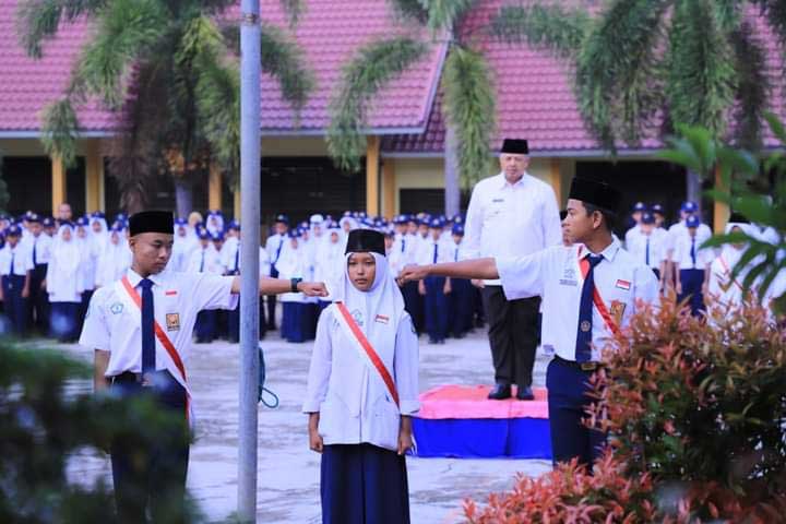 Wali Kota Zul Elfian jadi pembina upacara di SMPN 3 Kota Solok, Senin (24/7/2023).