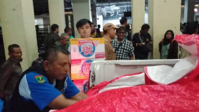 Penyaluran bantuan bagi masyarakat Air Bangis yang unjuk rasa di kantor gubernur, Padang. (pemprov)