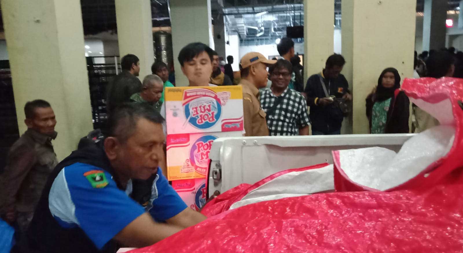 Penyaluran bantuan bagi masyarakat Air Bangis yang unjuk rasa di kantor gubernur, Padang. (pemprov)
