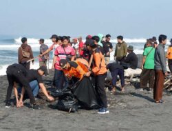 Suling Mas Beraksi, Puluhan Karung Sampah Diangkut dari Pantai Samas
