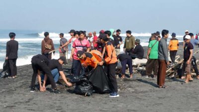 Aksi bersih-bersih di pantai