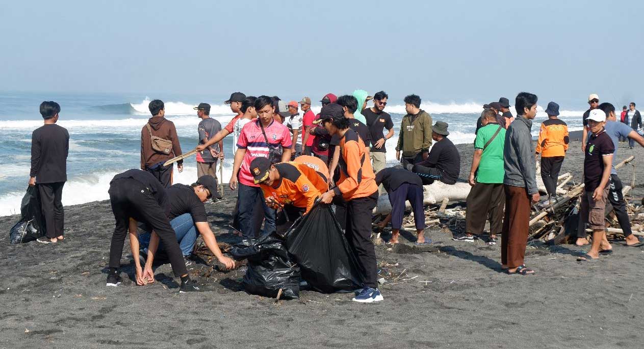 Aksi bersih-bersih di pantai