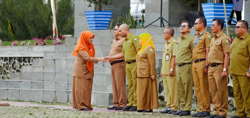 Kepala Dinas Kominfo, Teta Midra bersama sejumlah kepala OPD