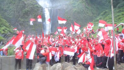 Sambut HUT RI-ke78, Ratusan Bendera Merah Putih Dikibarkan di Air Terjun Ponot