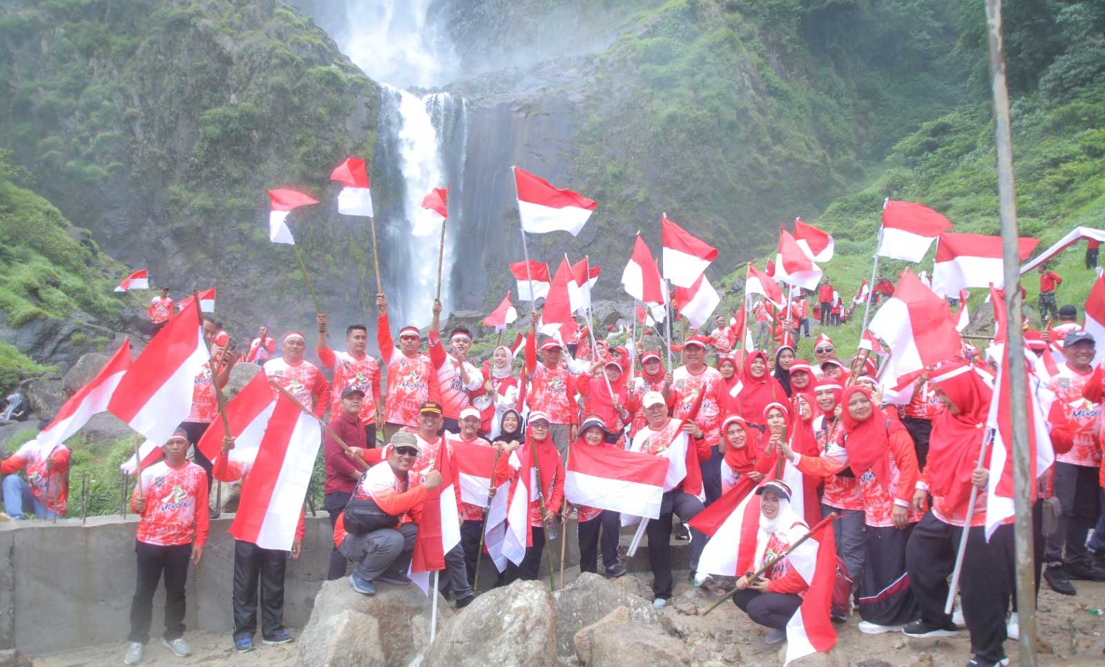 Bupati dan forkopimda Kabupaten Asahan kibarkan Bendera Merah Putih di wisata air terjun Ponot