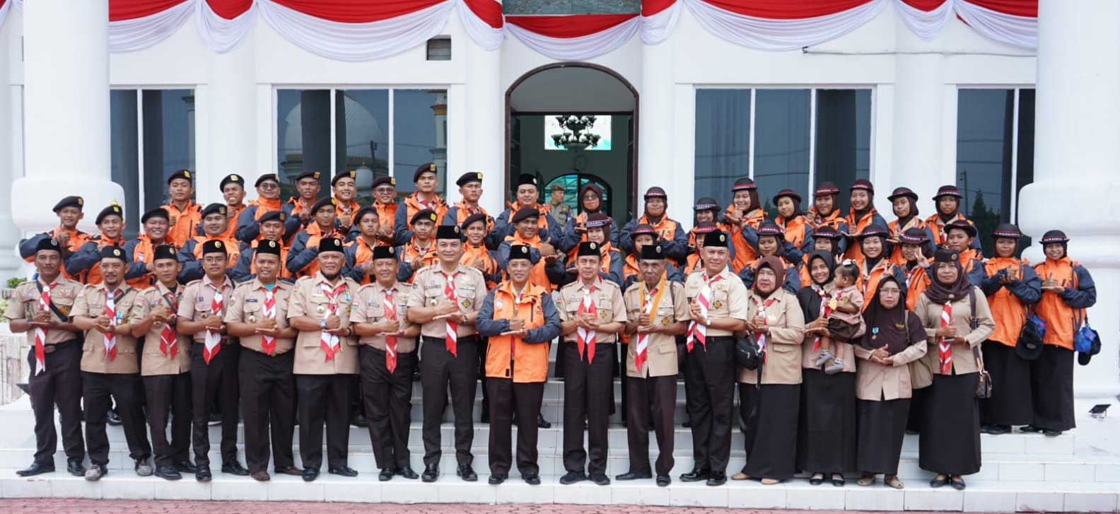 Foto bersama usai melepas kontingen pramuka
