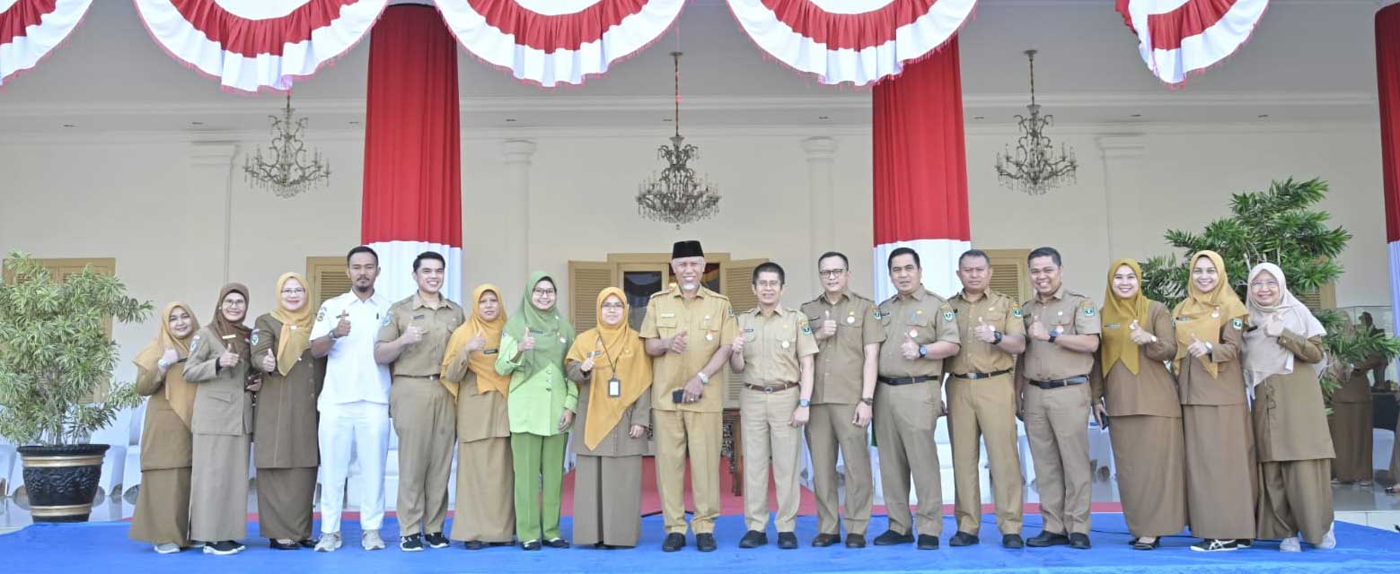 Gubernur dan jajaran bersama enam ASN yang meraih prestasi